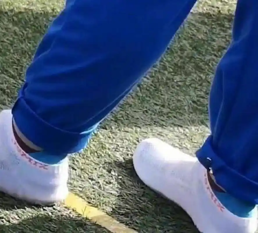 学校活动让穿白鞋,这白袜子套得没毛病!