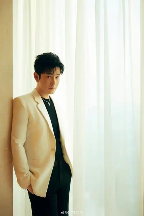 微博视界大会明星造型合辑#@黄晓明身着givenchy白色西装及黑色内搭