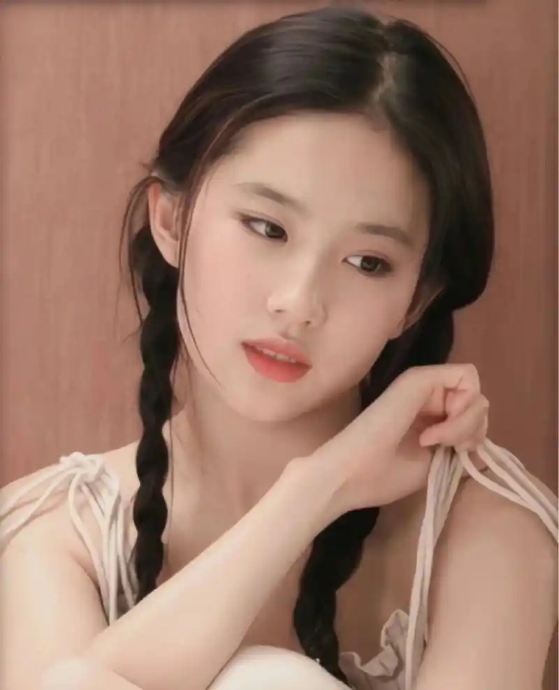 刘亦菲双马尾辫洋溢青春