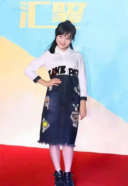 林妙可晒与关晓彤合照,穿蓝色卫衣嘟嘴卖萌,扎高马尾发际线明显_身材