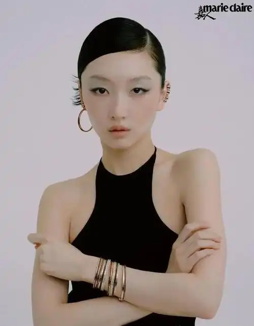 有宝诗龙,而且这三个品牌对她都真很支持,路易威登把她推上全球的广告