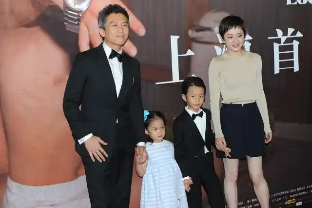 邓超一家四口罕见合体亮相,孙俪知性优雅,小花蓝裙美成小公主
