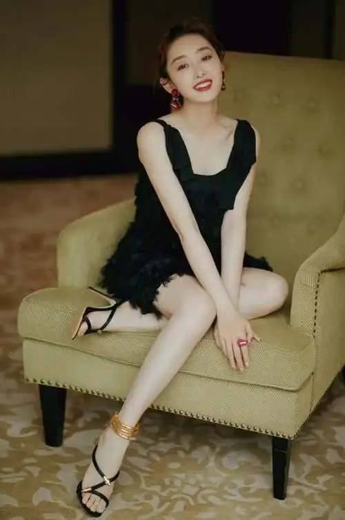 蝴蝶结戴在脖子上太没意思了,蒋梦婕戴在脚上才最时髦,好腿