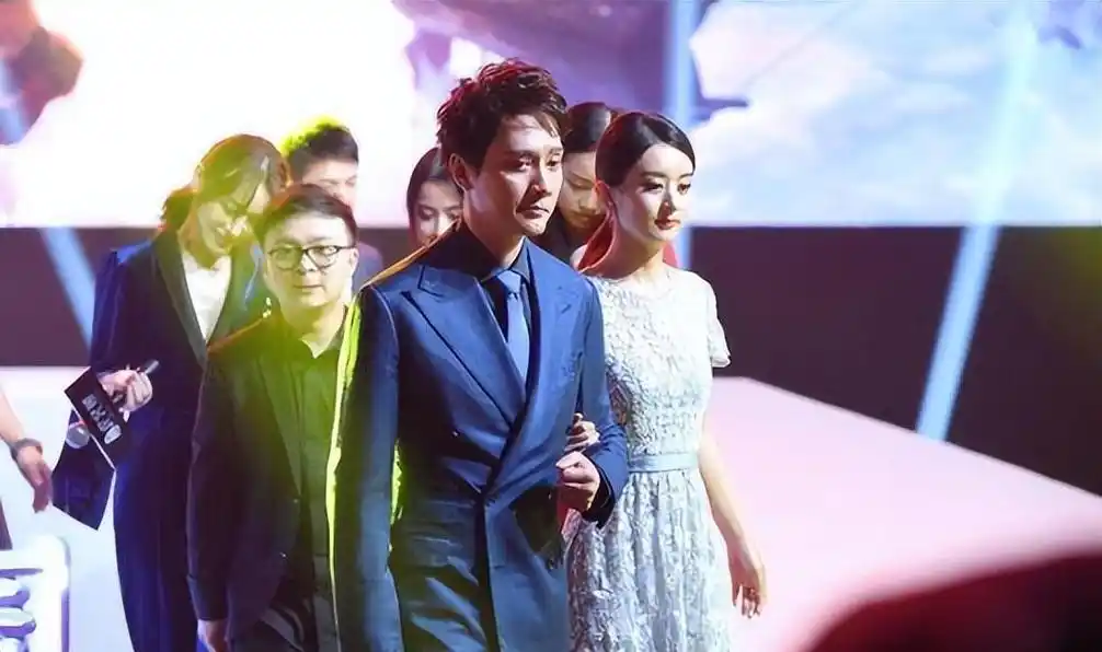 回顾:赵丽颖冯绍峰首合体现身,聚餐后同回住处,港媒曝出内幕