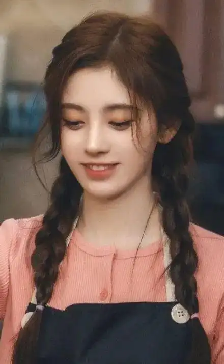 粉色麻花辫的小可爱鞠婧祎学做饭真是可甜可盐啊