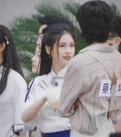 两人在跑男中也一直以姐弟的身份合作,可以看出来,baby和蔡徐坤的关系