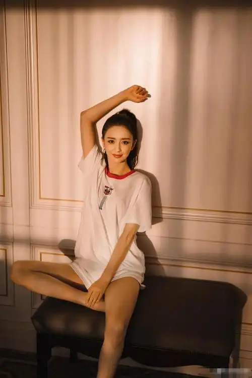 佟丽娅晒照庆生,穿白t配超短裤,青春感哪像38岁