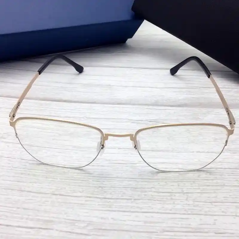 这个眼镜男半框菱形眼镜框真的超级轻,戴上一点也不压鼻子,镜片 - 抖