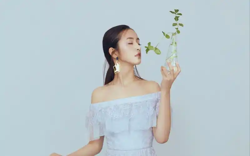 林依晨《vivi美眉》五月刊封面拍摄花絮!