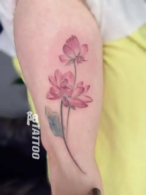 很多人担心纹身随着年龄的增长而不适合自己但是这种中国水墨的荷花