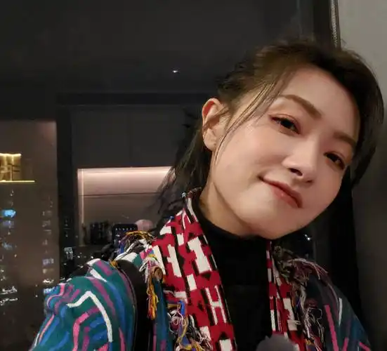 万茜晒360度自拍近照来看看38岁的明星皮肤和颜值怎么样