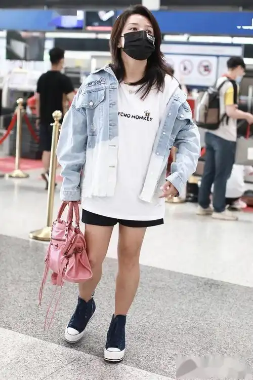 街拍:何洁拼接牛仔外套 黑色超短裤 松糕帆布鞋休闲随性_机场