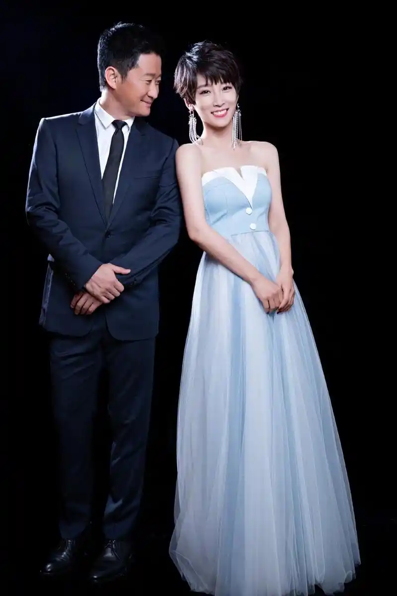 谢楠吴京同台活动,吐槽吴京不当人形立牌,拍照cos出了婚纱影楼风.