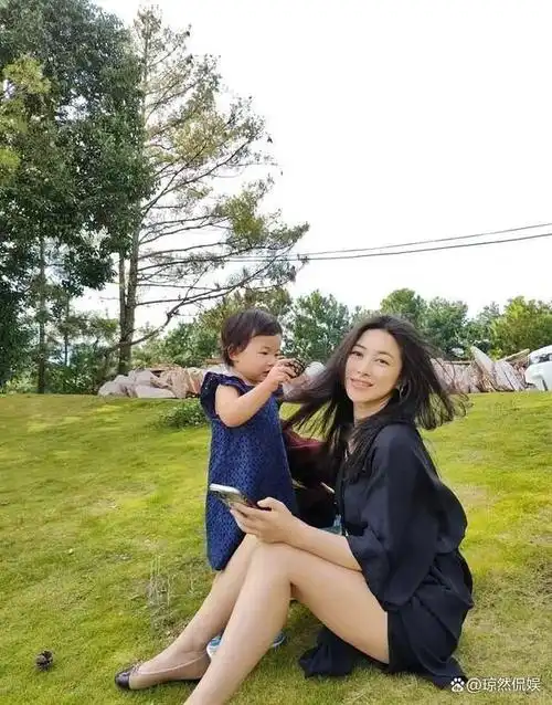 朱珠晒性感健身照孕期胖到156斤产后减重50斤自律