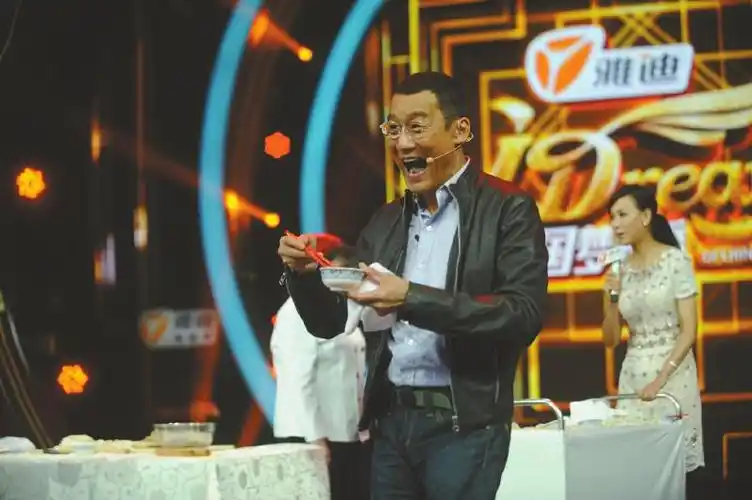 梁家辉现场吃饺子.