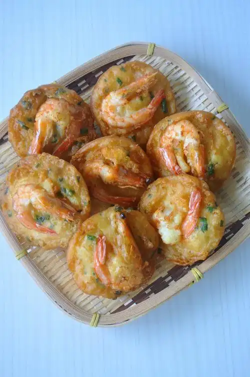 大娘摆摊做油炸虾饼用料实在,小孩很喜欢,家长:两块儿够吗?_网易订阅