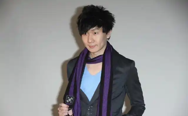 林俊杰在出道一两年之后,就可以通过自己的音乐作品,摆脱阿杜师弟的