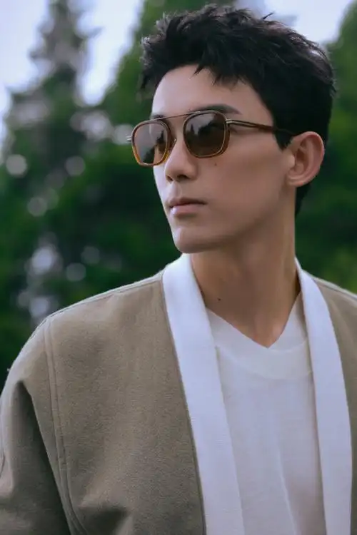 易姐带你看大片##吴磊双开门绿色套装##吴磊名品宽肩