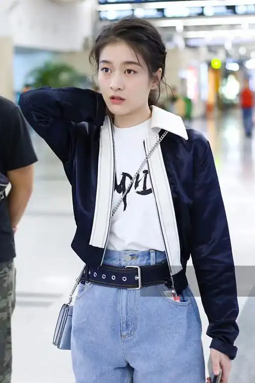 新泡沫之夏女主张雪迎现身机场穿夹克配牛仔短裤帅气秀长腿