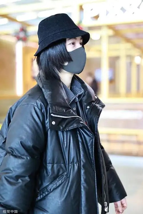 组图尚雯婕机场黑白look酷飒清冷向镜头挥手展现反差萌