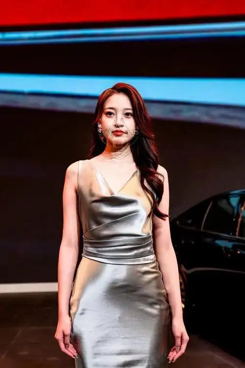 2022广州国际车展现场:香车与美女共舞,模特和礼仪齐聚 - 车展日sns