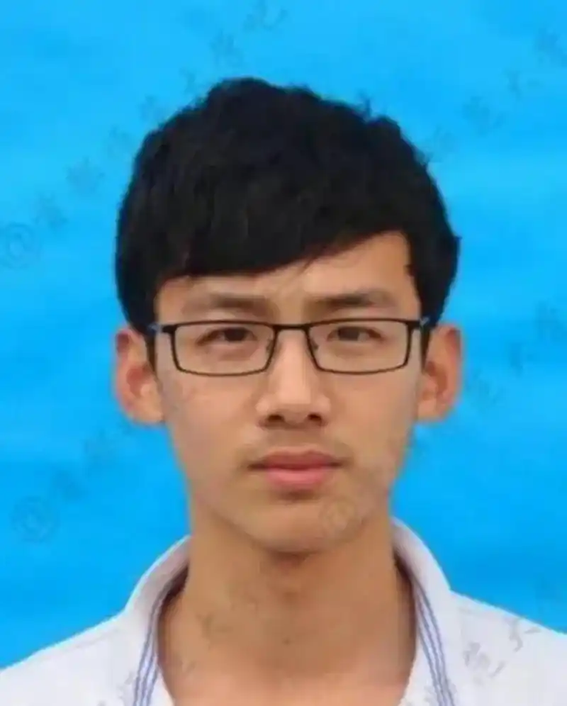 考古白敬亭旧照,五官和现在无差别,是纯天然帅哥[偷笑],还好进娱乐圈