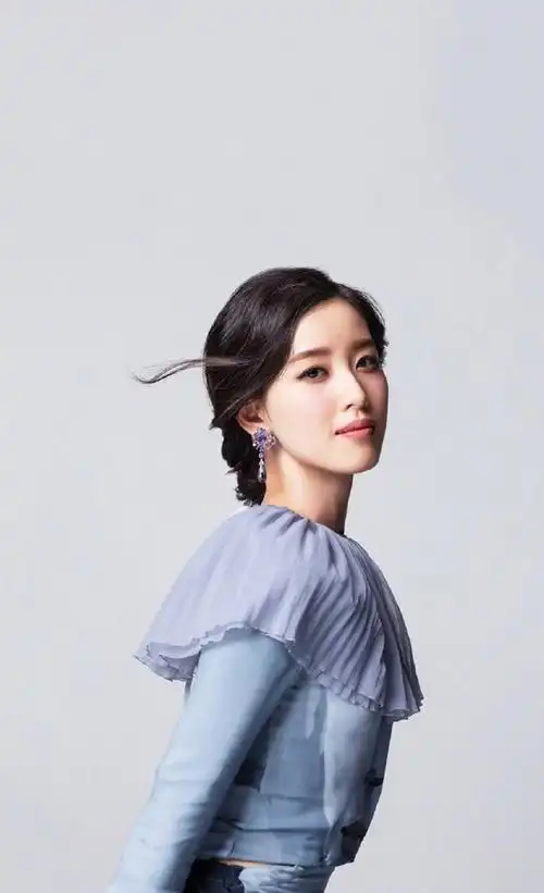 奶茶妹妹章泽天时尚杂志封面图片[2/6]_明星_美桌网