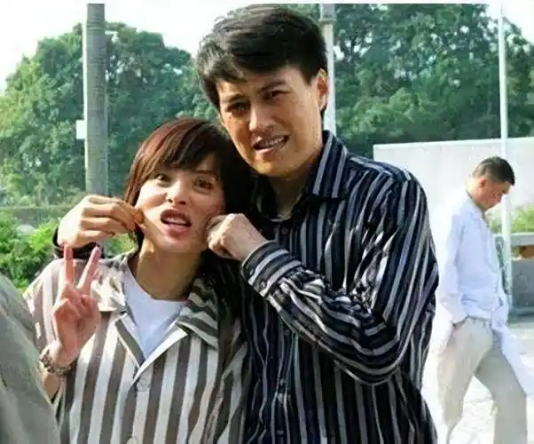 原来,2017年,李佳在40岁高龄为靳东冒险拼了二胎,也是一个儿子,取名靳