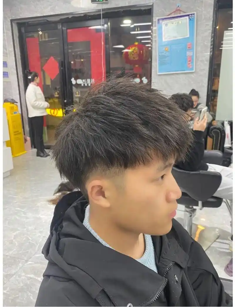 男士烟花烫,碎盖好打理出门,帅气一整天.