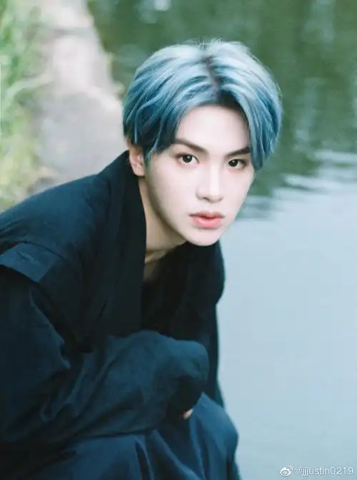 黄明昊国风枫叶照也太好看了吧