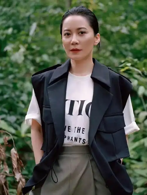 48岁俞飞鸿近照惹人羡,黑白搭配简直太酷了