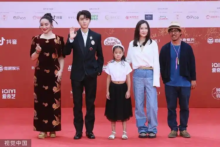 王俊凯和明星合照片曝光(作为一个艺人个人的演技在不断地提升)