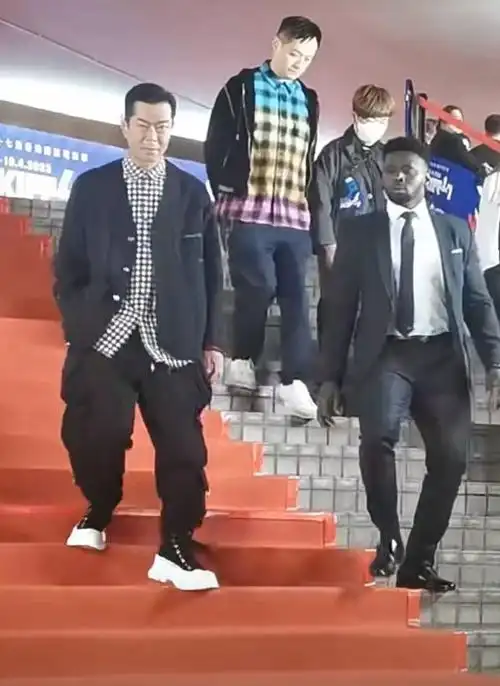 古天乐现身香港国际电影节,穿搭遭网友吐槽,脚上厚底鞋暴露身高