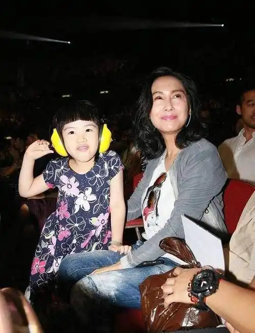 你认为黄莺长大后可能会成为第二个朱茵吗?