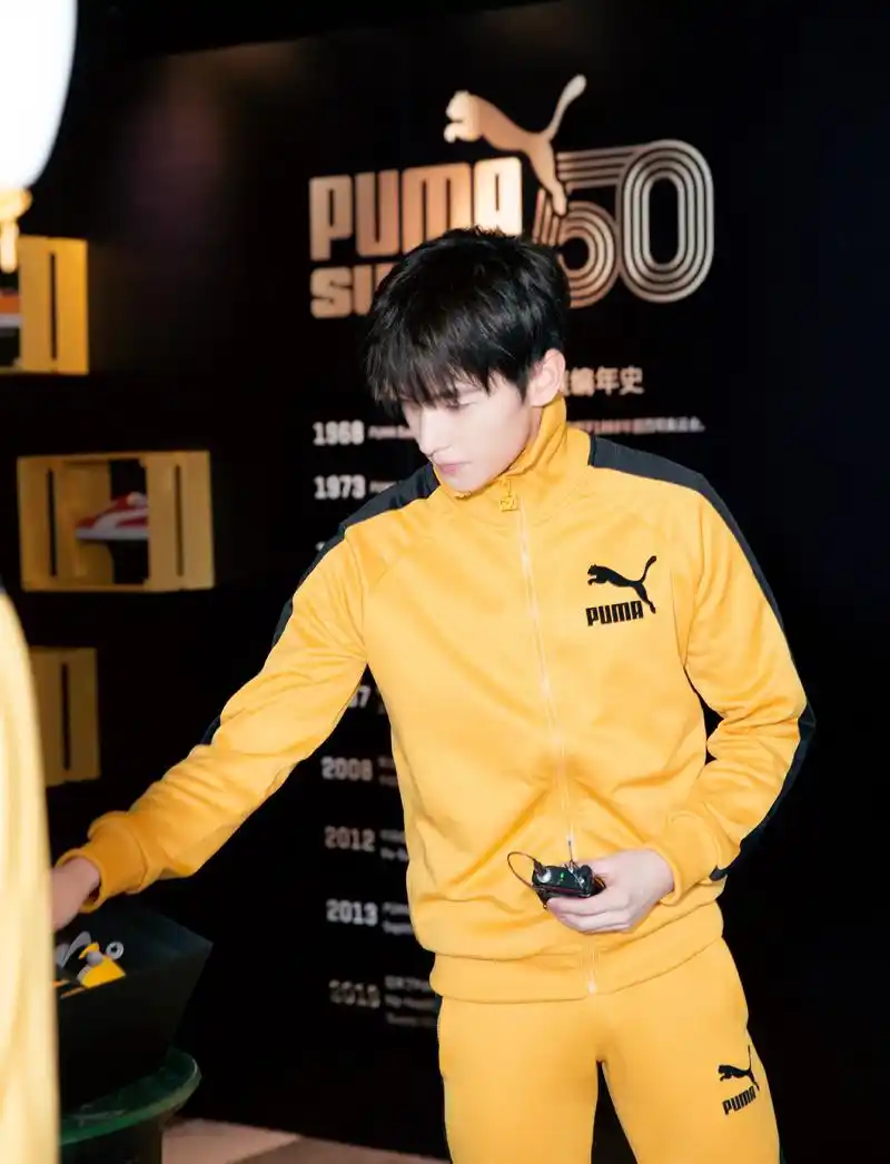 今日,杨洋亮相puma《天生传奇》suede 50周年展览,身穿puma 2018春夏