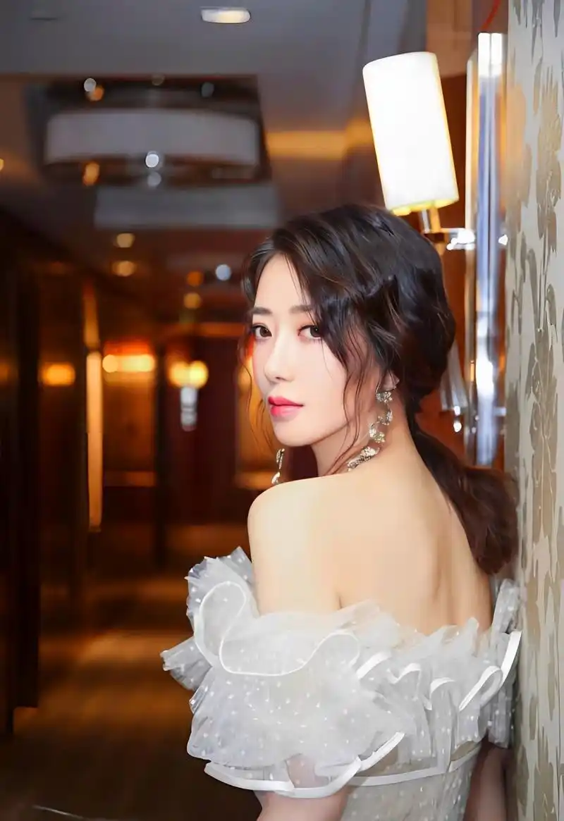 陈紫函的雪纺连衣裙优雅性感.她的气质甜美,温柔,美丽,青春.