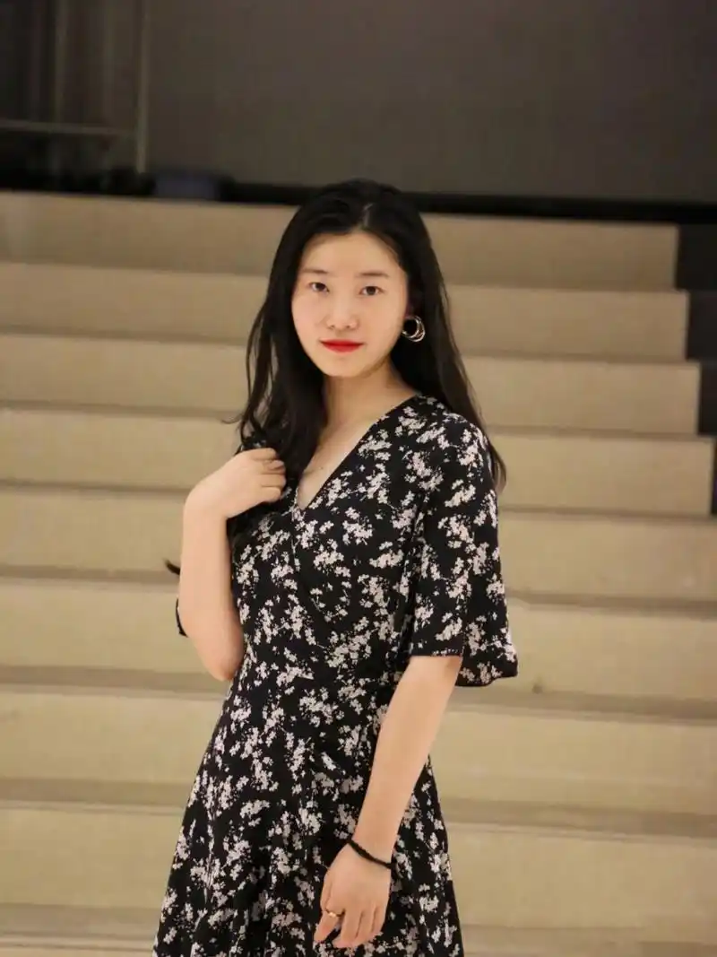 生活中长相普通的女孩  生活中穿搭一般,长相一般,就是一个平平凡凡普