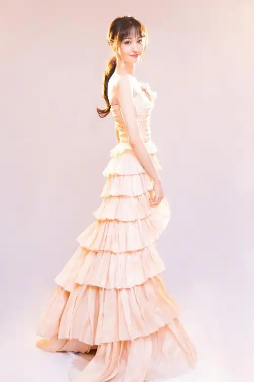 郑爽亮相国剧盛典红毯抹胸礼服露出优美线条