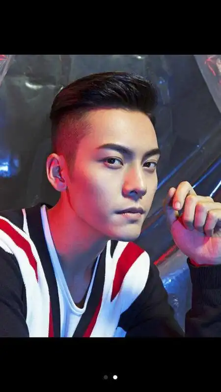 男士偏分头发型需要烫发吗?