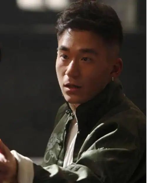 此后,他佳作连连,其中尤以姜文执导的《让子弹飞》最为夺目,让人印象