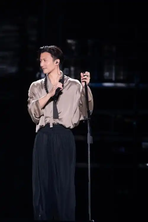 谢霆锋是莫文蔚演唱会嘉宾##谢霆锋 谁让你这么穿衬衫的