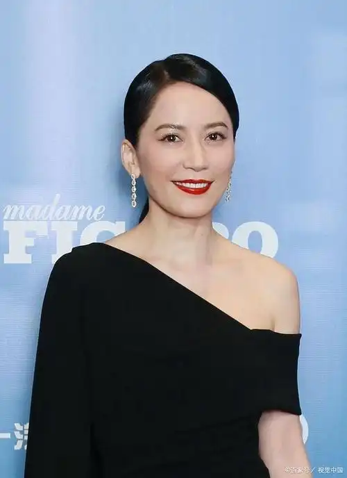 而以舒淇,俞飞鸿等女星为代表的富有松弛感的女性,更是成为了