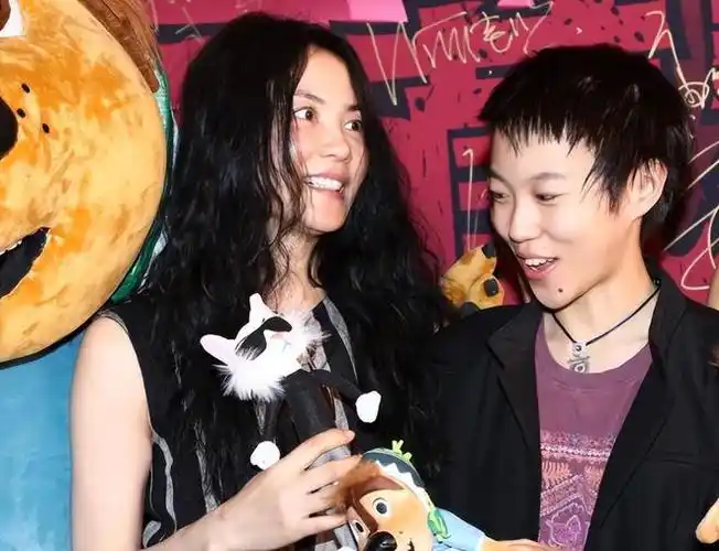 曝王菲与谢霆锋分手后缺席女儿26岁生日窦靖童抱猫庆生显孤单