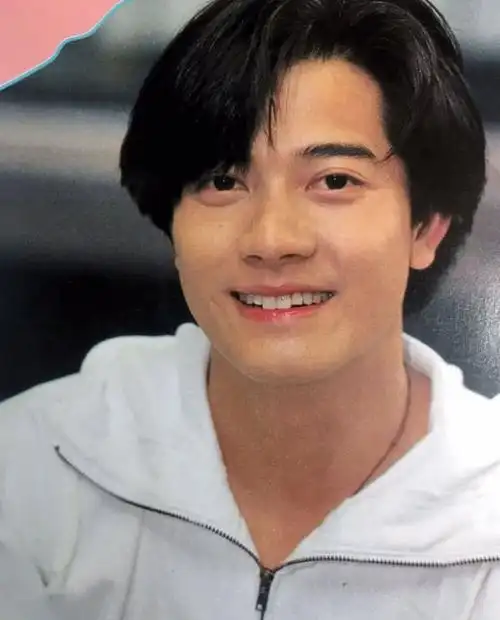 方媛幸福秀婚戒小公主穿红衣喜庆拜年像极了天王郭富城