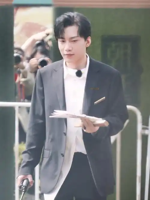 日常插画 | 何九华_插画_西装_何九华_文化_绘画