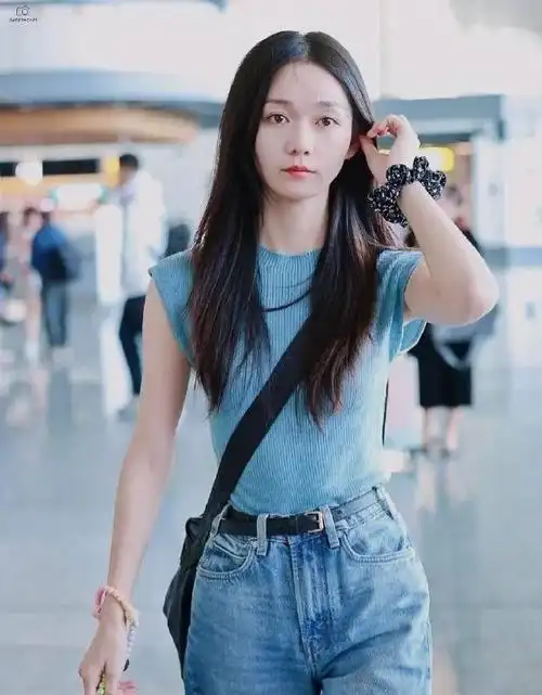 段奥娟美貌加载中淡蓝色针织t恤搭牛仔裤运动鞋笑容沁人心脾