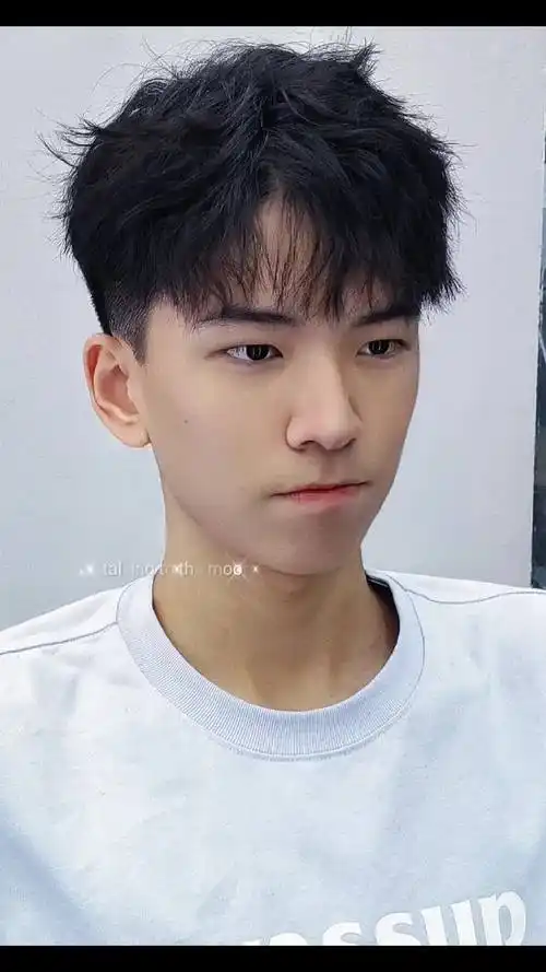 凌乱碎盖男生发型