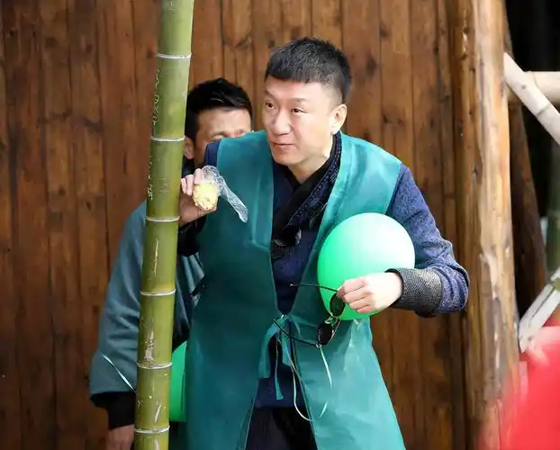 不过在综艺节目中的孙红雷恰是更如鱼得水一般,《极限挑战》让他收获