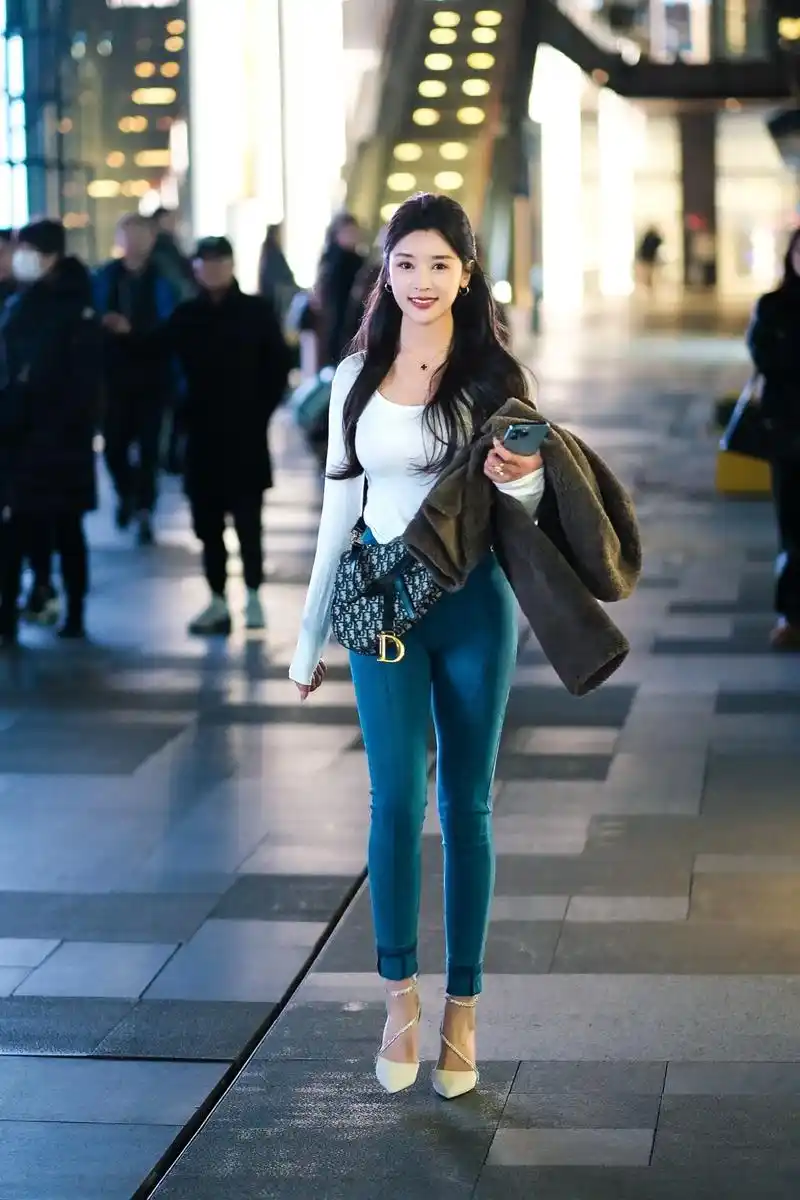 成都街拍|太古里这个小姐姐人气好高97偶遇她四次不同穿搭风格 - 抖