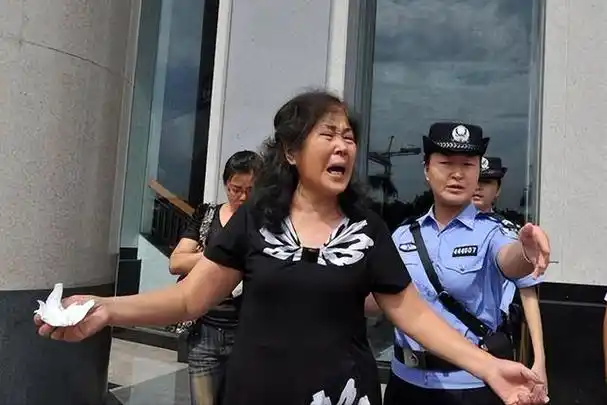 回顾女子身患重病脑死亡丈夫拔管杀妻三年后遗体未出殡